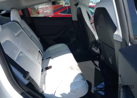 2024 Tesla Model Y Long Range Dual Motor All-Wheel Drive z USA, uszkodzony, nr VIN 7SAYGDEE5RF126043